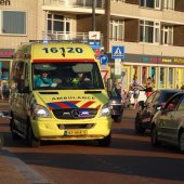 Man onwel op strand nabij de zeilvereniging